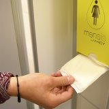 Le canton de Fribourg est précurseur avec la mise à disposition en libre accès des protections 
hygiéniques dans les écoles ainsi que dans les institutions publiques et sportives (archives).